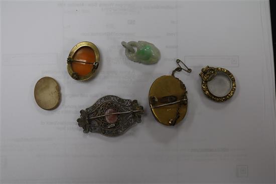 A small group of assorted jewellery including a jade pendant, three cameos, a brooch and a locket.